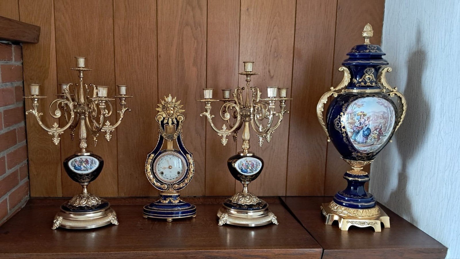 twee kandelaars twee borden klok schoteltje en grote vaas., Antiek en Kunst, Ophalen