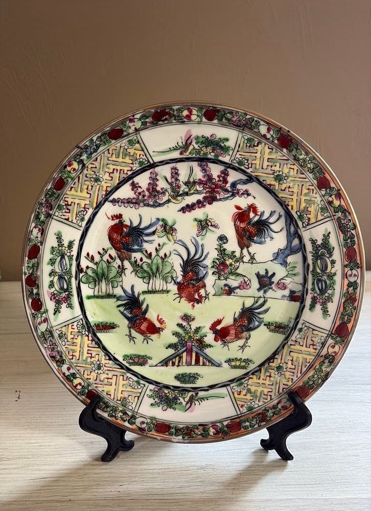 Assiette chinoise vintage Famille Rose avec coqs —Ø 25,4 cm, Antiquités & Art, Enlèvement ou Envoi