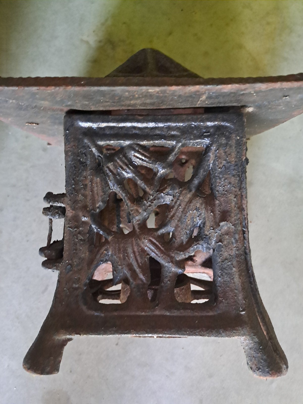 Lanterne japonaise en fonte., Enlèvement