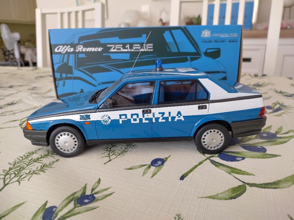 Alfa Romeo Alfa 75 1.8 IE 1988 Police Laudoracing 1/18, Enlèvement ou Envoi, Comme neuf, Voiture, Autres marques