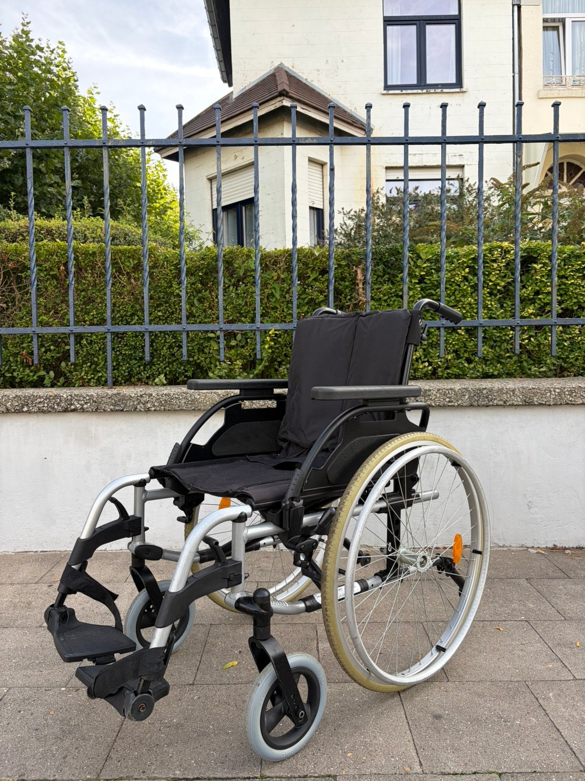 Chaise roulante pliable Breezy etat neuf, Divers, Chaises roulantes, Enlèvement ou Envoi, Pliant, Comme neuf, Fauteuil roulant manuel