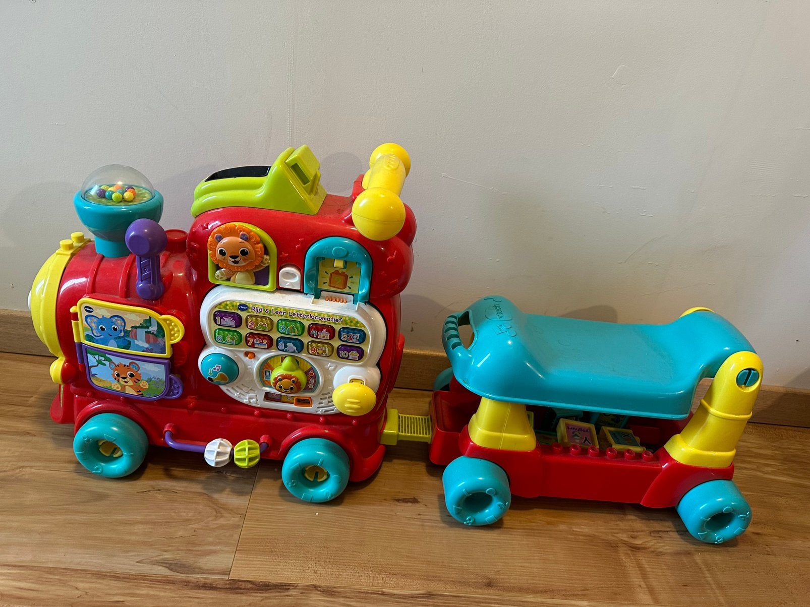 VTech rij & leer letter locomotief met aanhangwagen, Ophalen, Gebruikt, 6 maanden tot 2 jaar