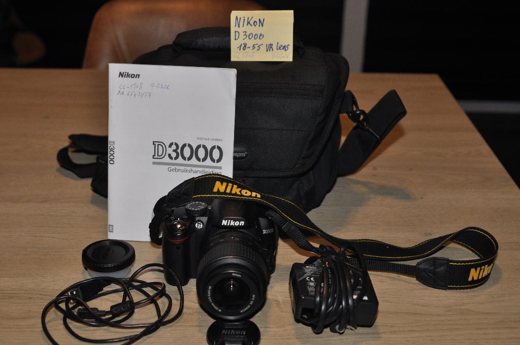 nikon d3000 met 18-55 dx lens  nieuwstaat, Ophalen of Verzenden, Zo goed als nieuw, Spiegelreflex, Nikon