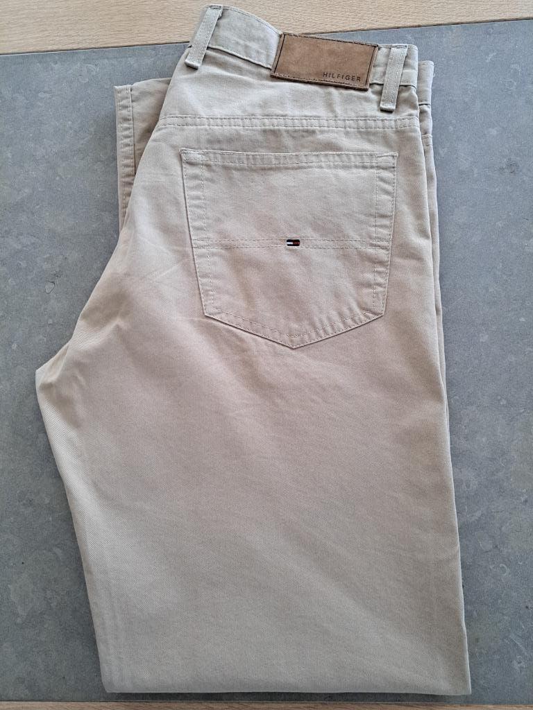 Beige herenbroek Tommy Hilfiger maat 32/34, Kleding | Heren, Broeken en Pantalons, Ophalen, Zo goed als nieuw, Beige, Tommy hilfiger
