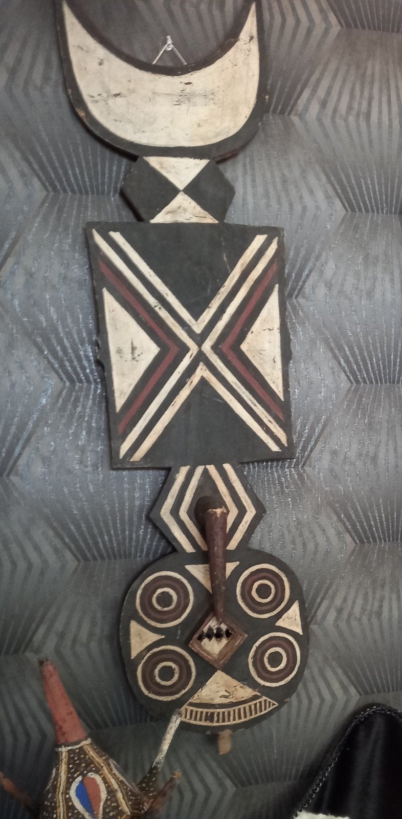 Traditioneel Afrikaans plankmasker BWA, Enlèvement