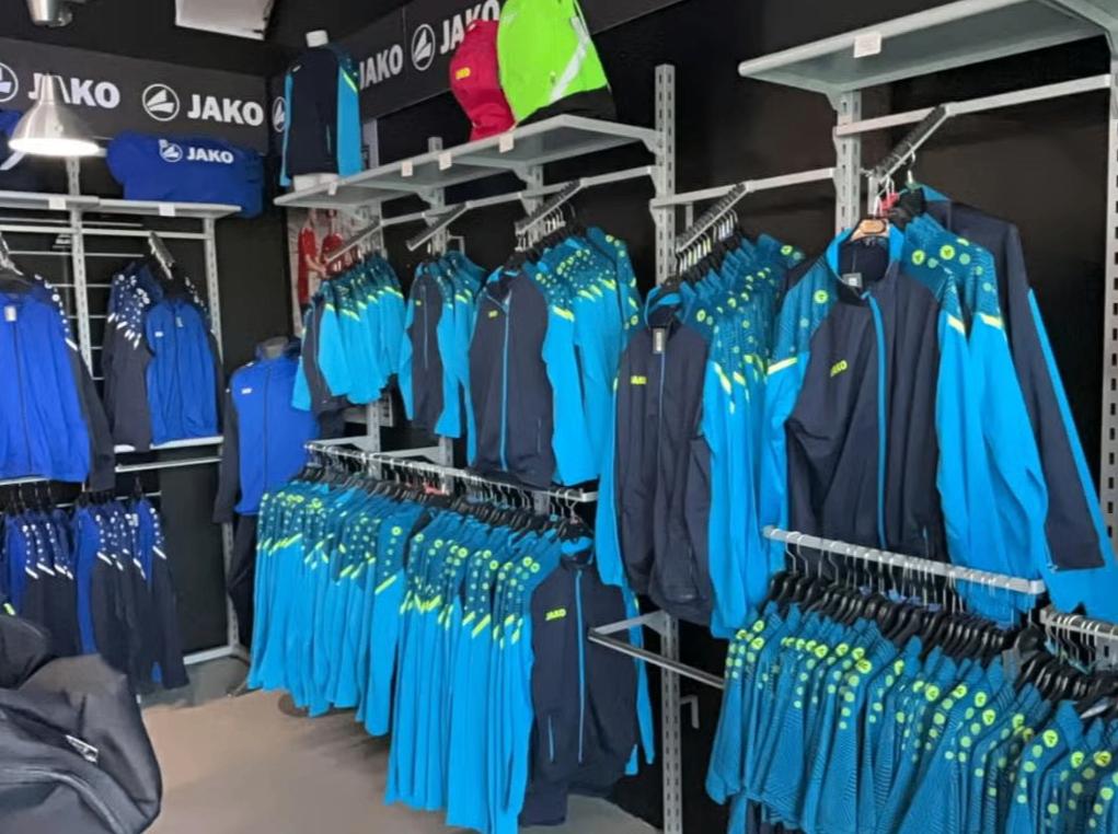 Grote lot sportwinkel artikelen JAKO en ERREA, Articles professionnels, Enlèvement, Textile