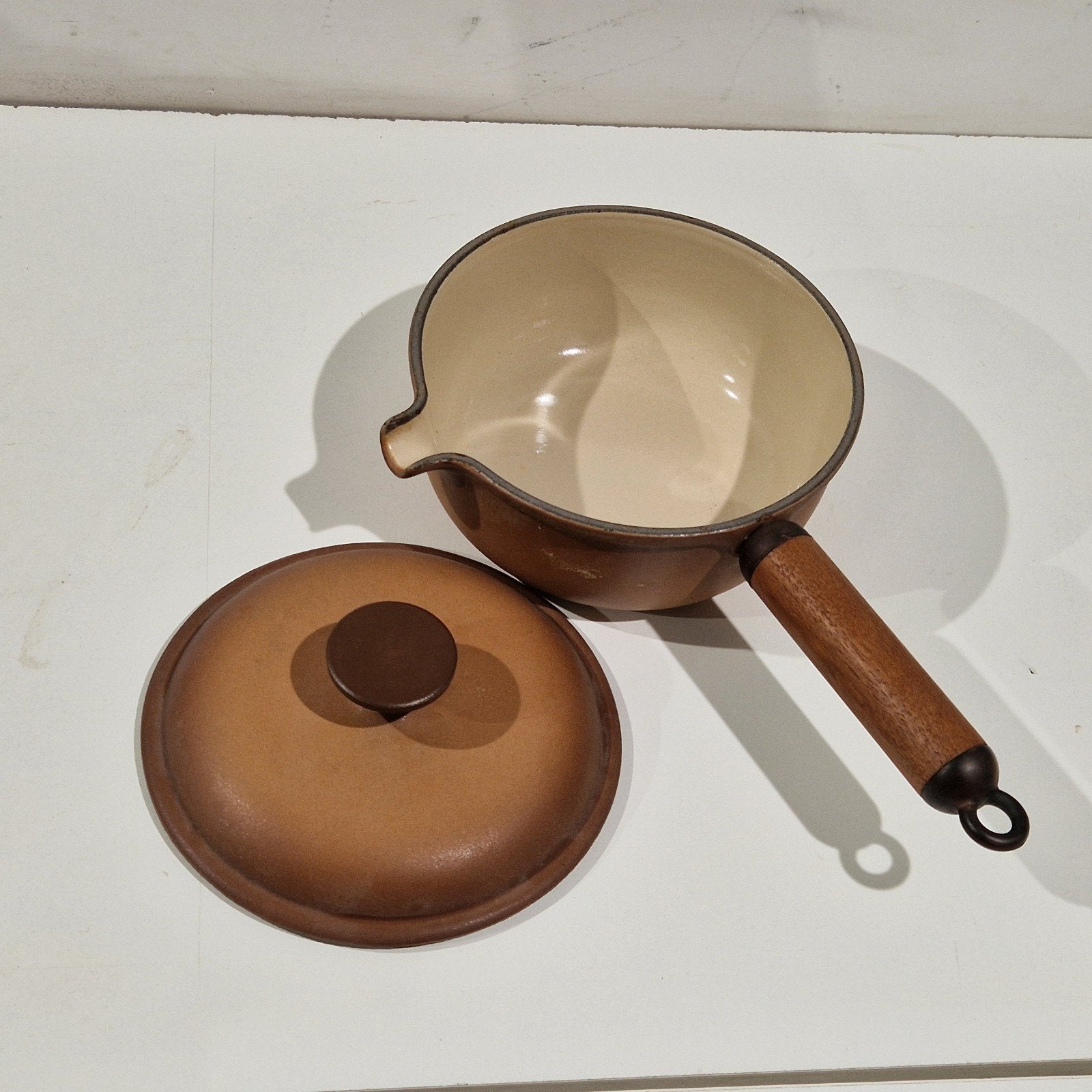 Le Creuset Enzo Mari geëmailleerde gietijzeren sauspan, Huis en Inrichting, Koekenpan, Gietijzer, Met deksel, Le Creuset