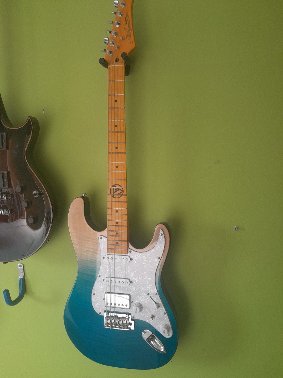 elektrische gitaar J&D, Enlèvement