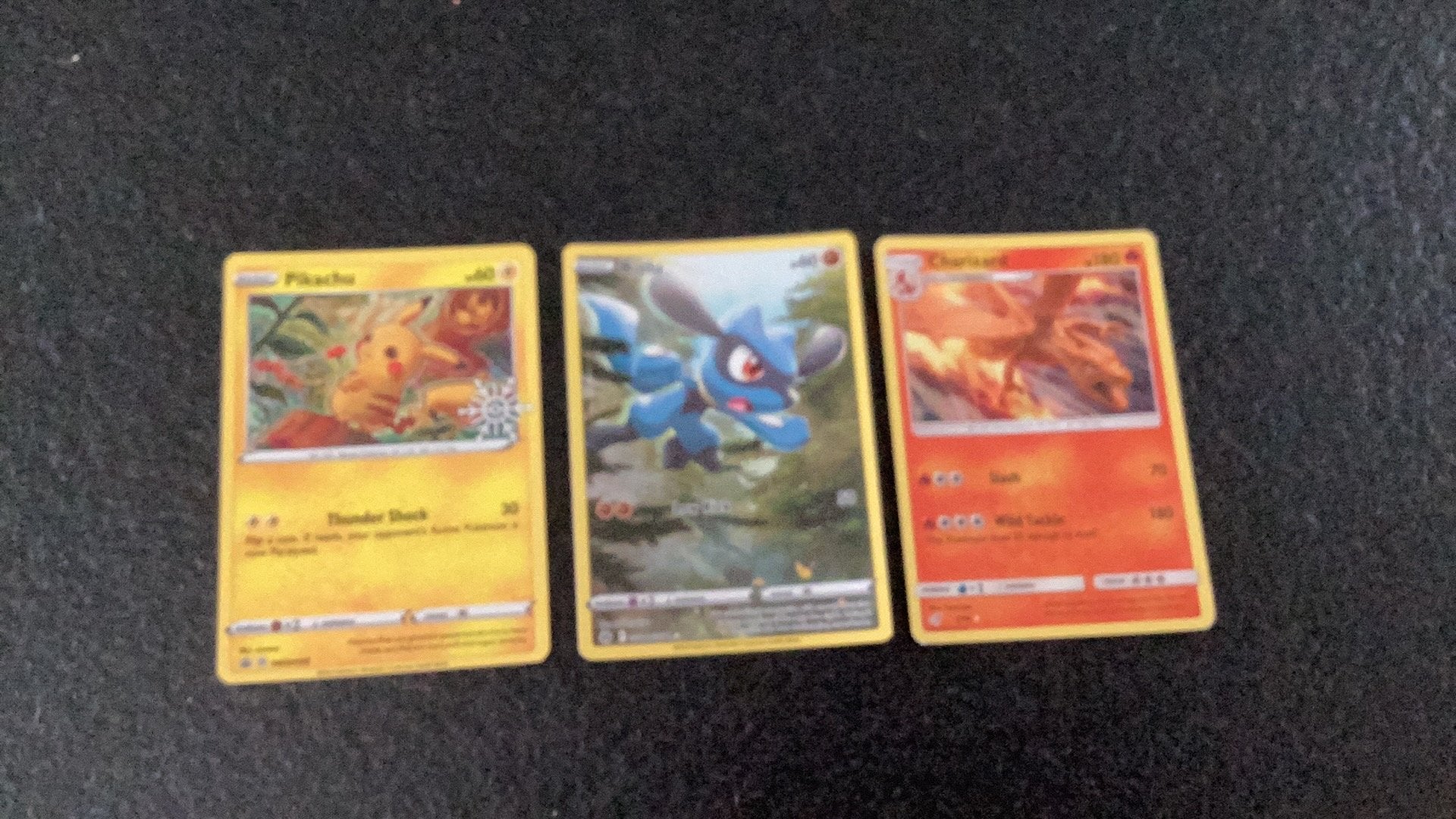 Pokemon kaarten Pikachu, Riolu, Charizard, Enlèvement, Comme neuf, Plusieurs cartes, Foil