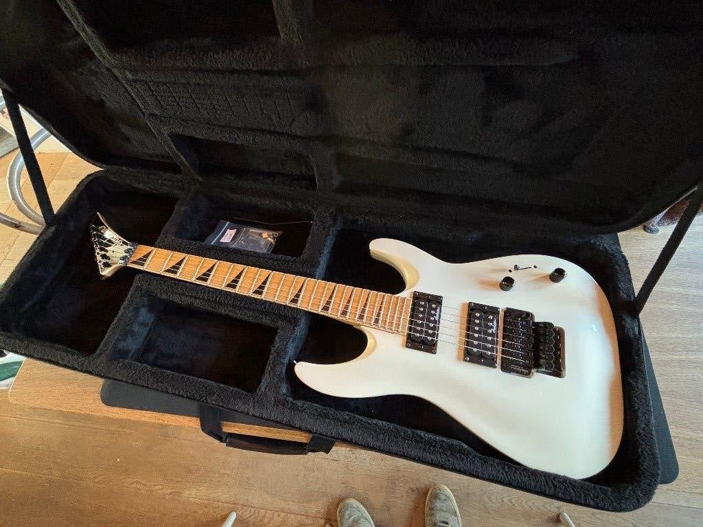 Jackson JS32 Dinky DKA-M Snow White / Tremol-no + case, Musique & Instruments, Enlèvement, Utilisé, Solid body, Autres marques