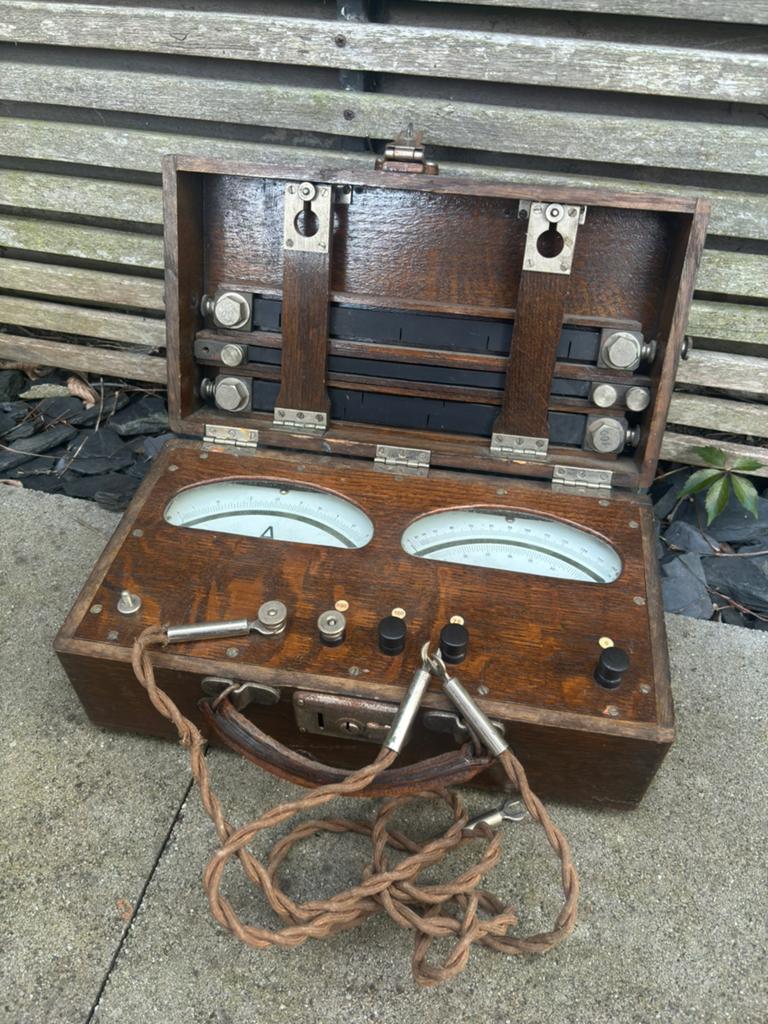Oude volt / ampere meter in een houten koffer, Antiek en Kunst, Antiek | Gereedschap en Instrumenten, Ophalen