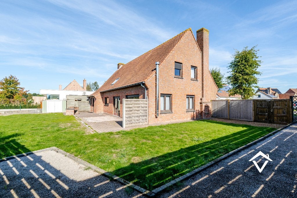 Alleenstaande woning met een rustige ligging te Koekelare, 500 tot 1000 m², 5 kamers, 251 m², Vrijstaande woning