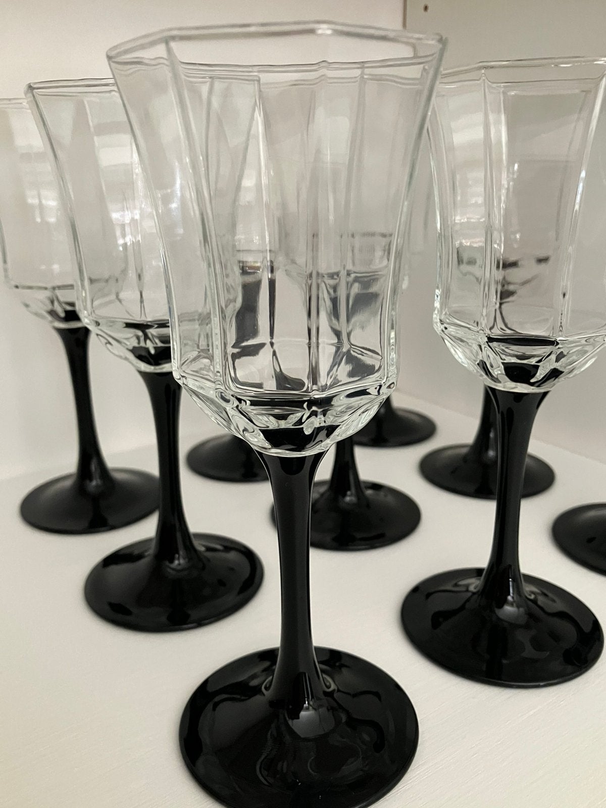 9 wijnglazen met zwarte poot 6- hoekig, Verzamelen, Glas en Drinkglazen, Ophalen, Zo goed als nieuw