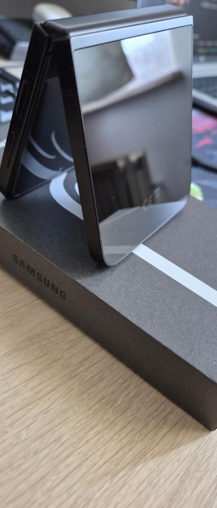 Samsung Zflip 7fe ENCORE 1ans de garantie.  État impeccable., Télécoms