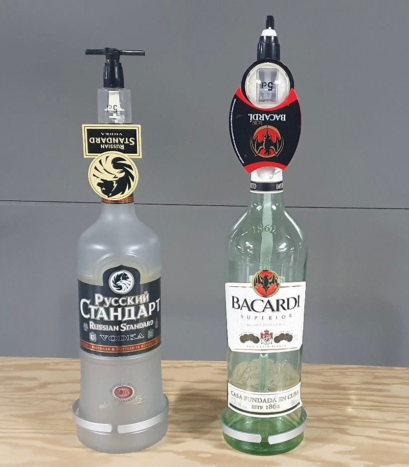 Grande bouteille Bacardi et Vodka avec support mural, Enlèvement, Comme neuf