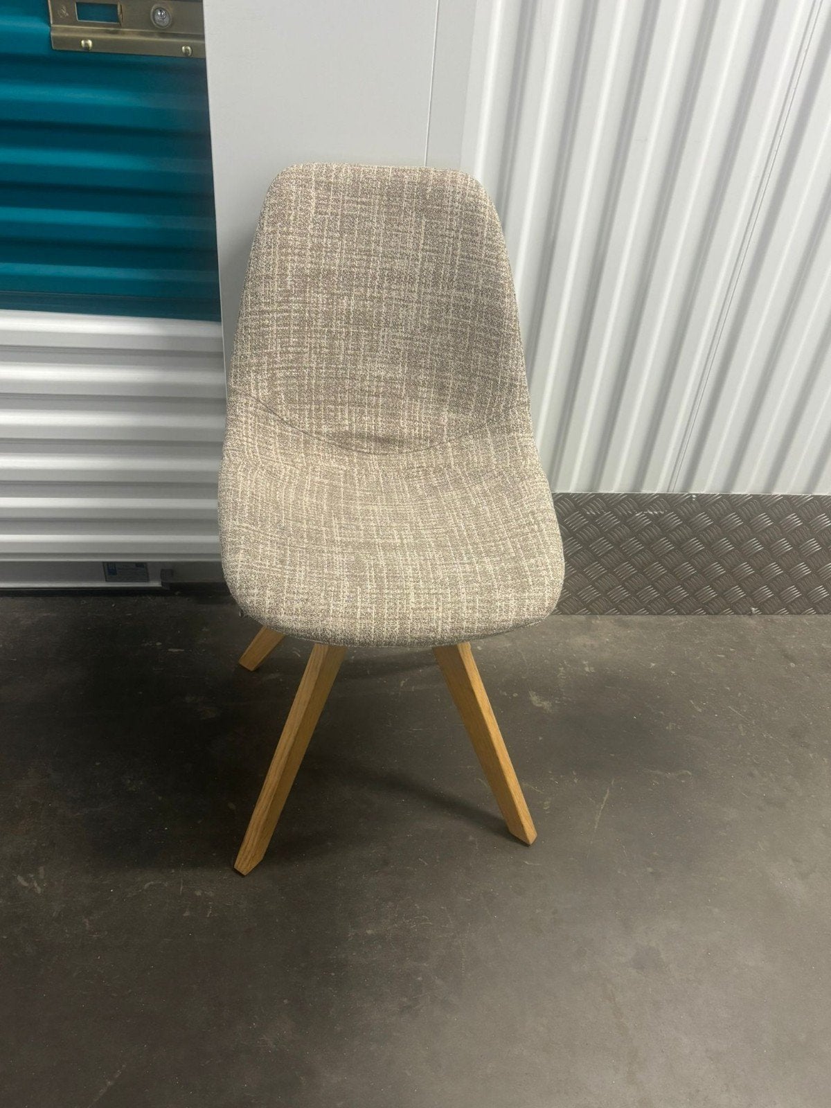 Chaise style scandinave, Enlèvement