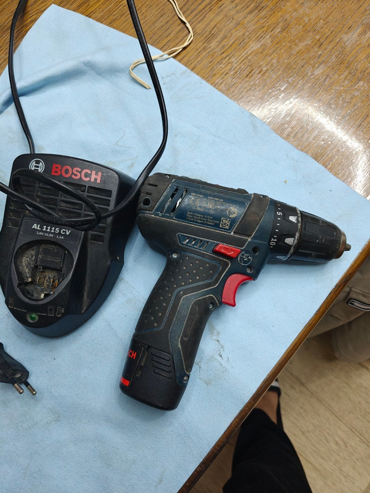 Bosch accuboormachine met oplader, Doe-het-zelf en Bouw, Ophalen, Zo goed als nieuw