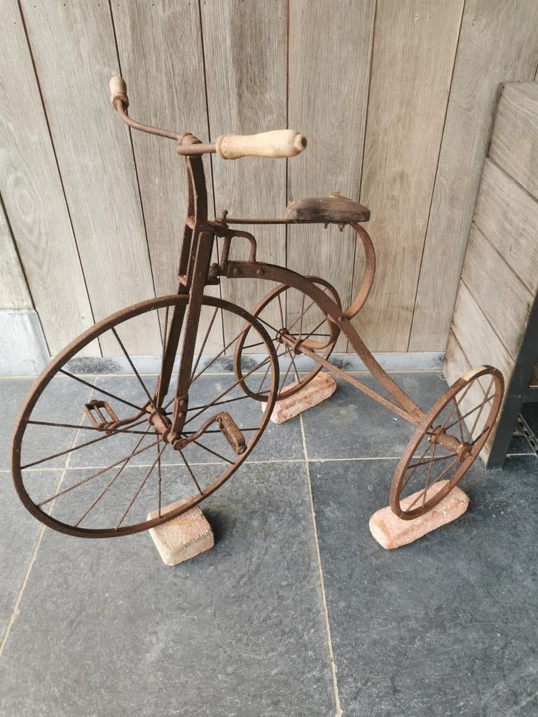 Heel oude driewieler, Ophalen