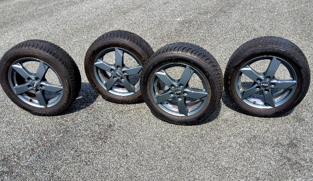 4 très bons pneus hiver 205/55-16, jantes VW Golf 7, Autos : Pièces & Accessoires, Pneus et Jantes, Pneus hiver, 16 pouces, 205 mm