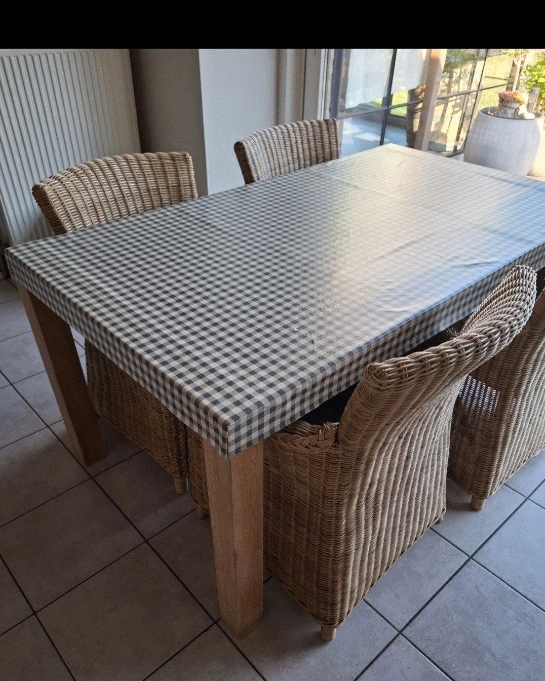 Houten tafel + 4 rotan stoelen, Maison & Meubles, Salles à manger complètes, Enlèvement