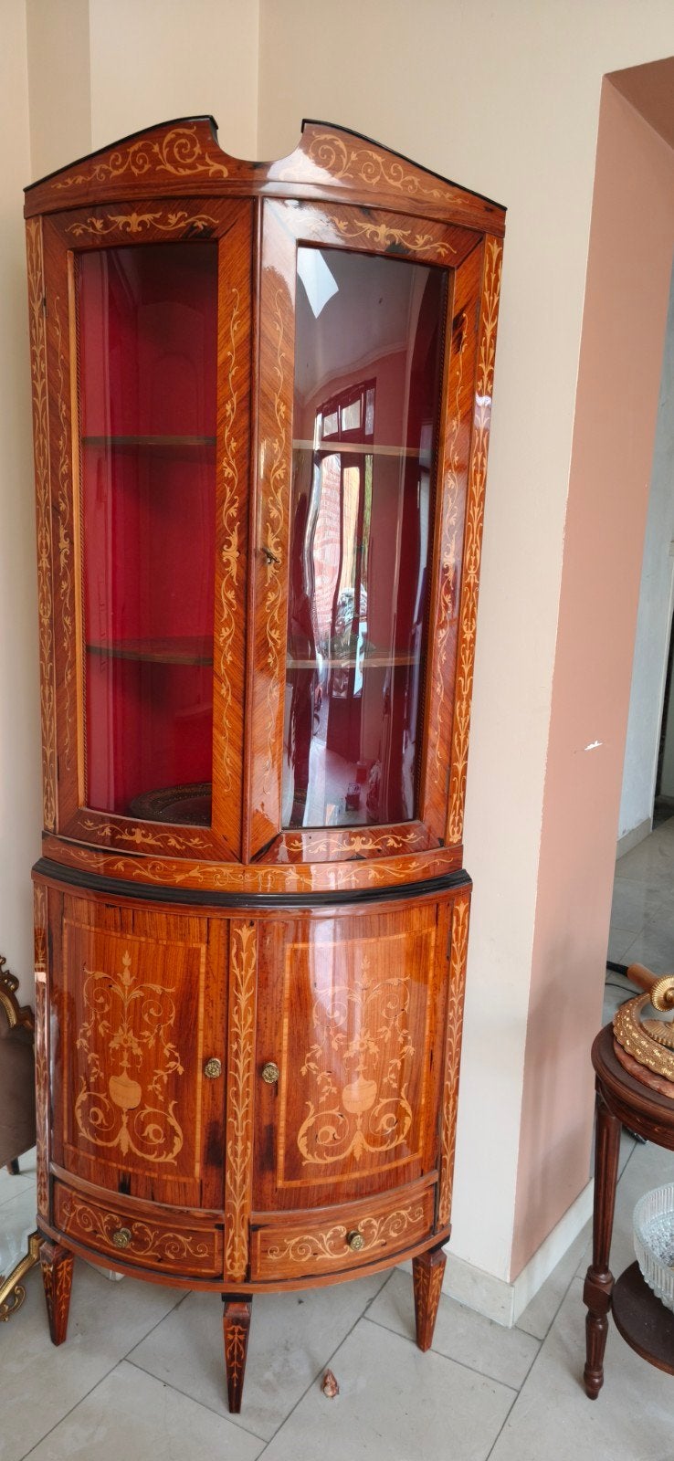 "Prachtige hoekvitrine met marqueterie, glazen deuren en roo, Huis en Inrichting, Kasten | Vitrinekasten, Ophalen