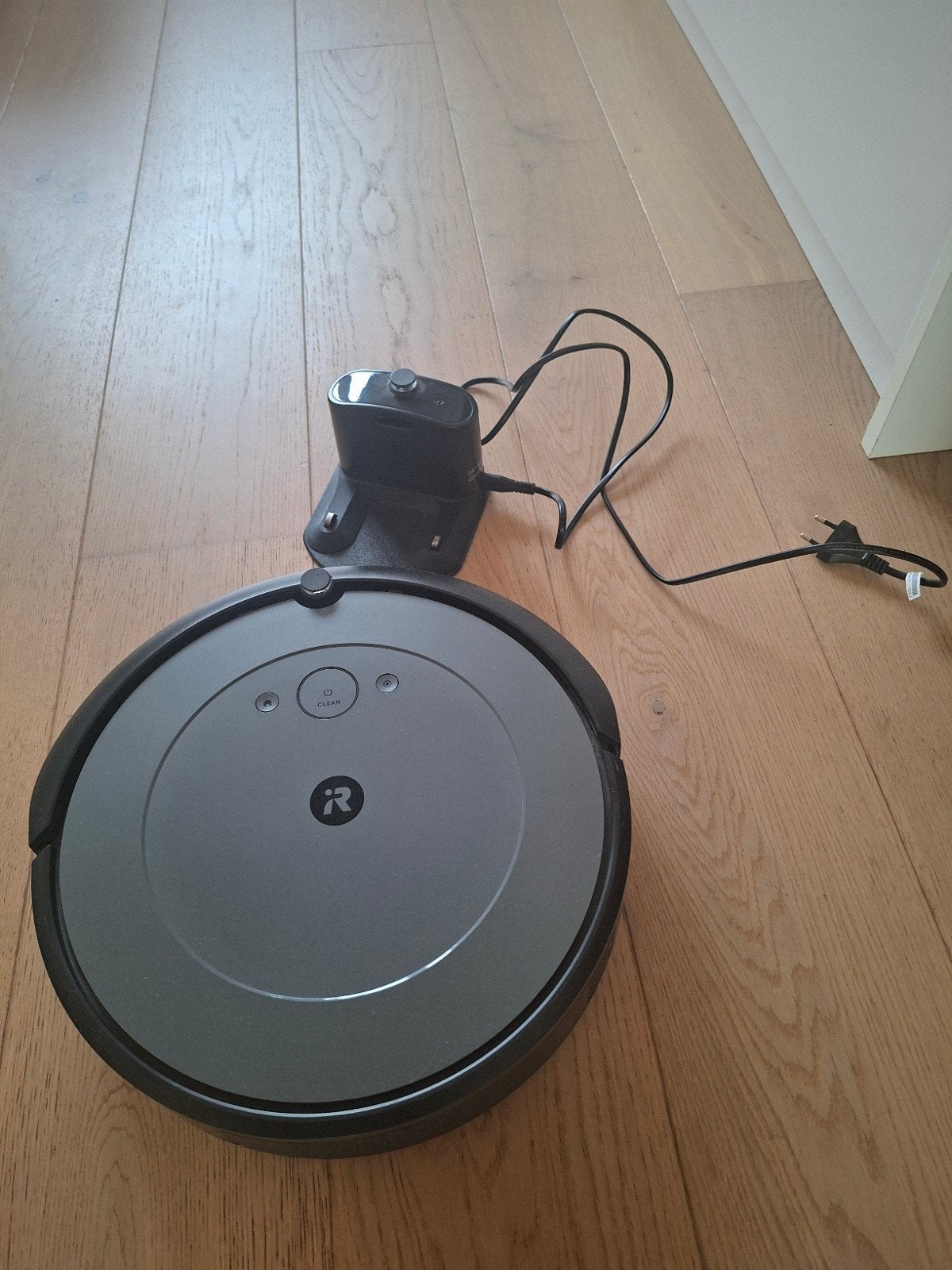 iRobot Robot stofzuiger Roomba i1 + oplaadstation, Gebruikt, IRobot, Robotstofzuiger, Oplaadstation