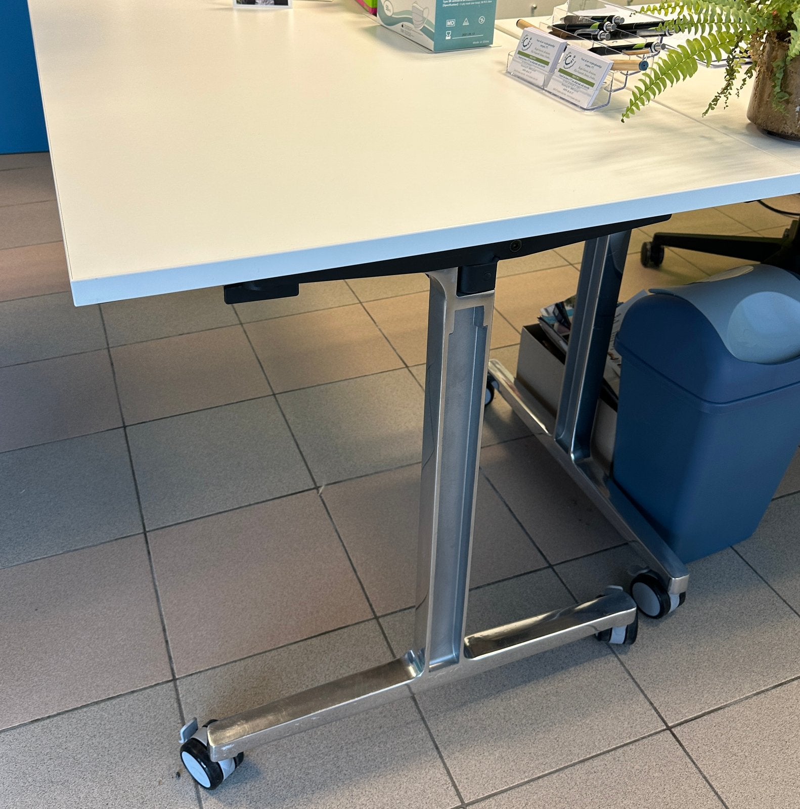 Zwenkbare kantoortafels, Receptie of Entree, Ophalen, Gebruikt, Bureau