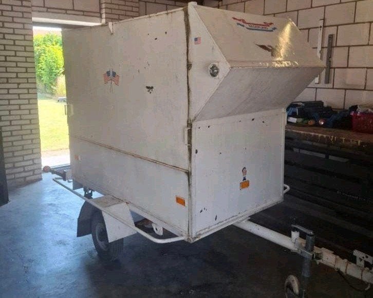 Gesloten aanhangwagen met reserve wielen, Enlèvement
