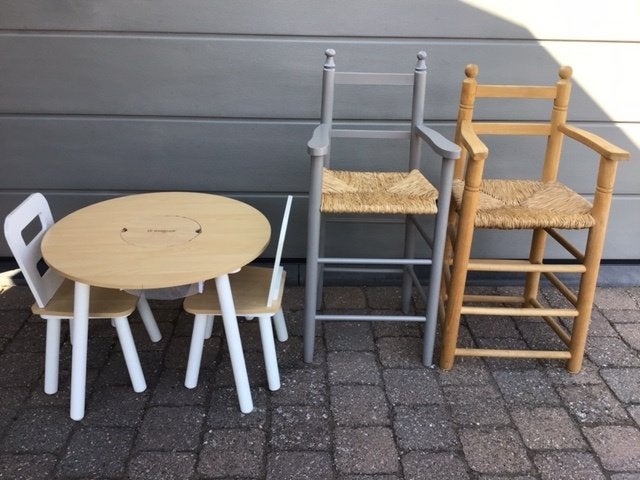 2 hoge houten kinderstoelen en rond tafeltje met 2 stoelen, Ophalen, Gebruikt, Tafel(s) en Stoel(en)