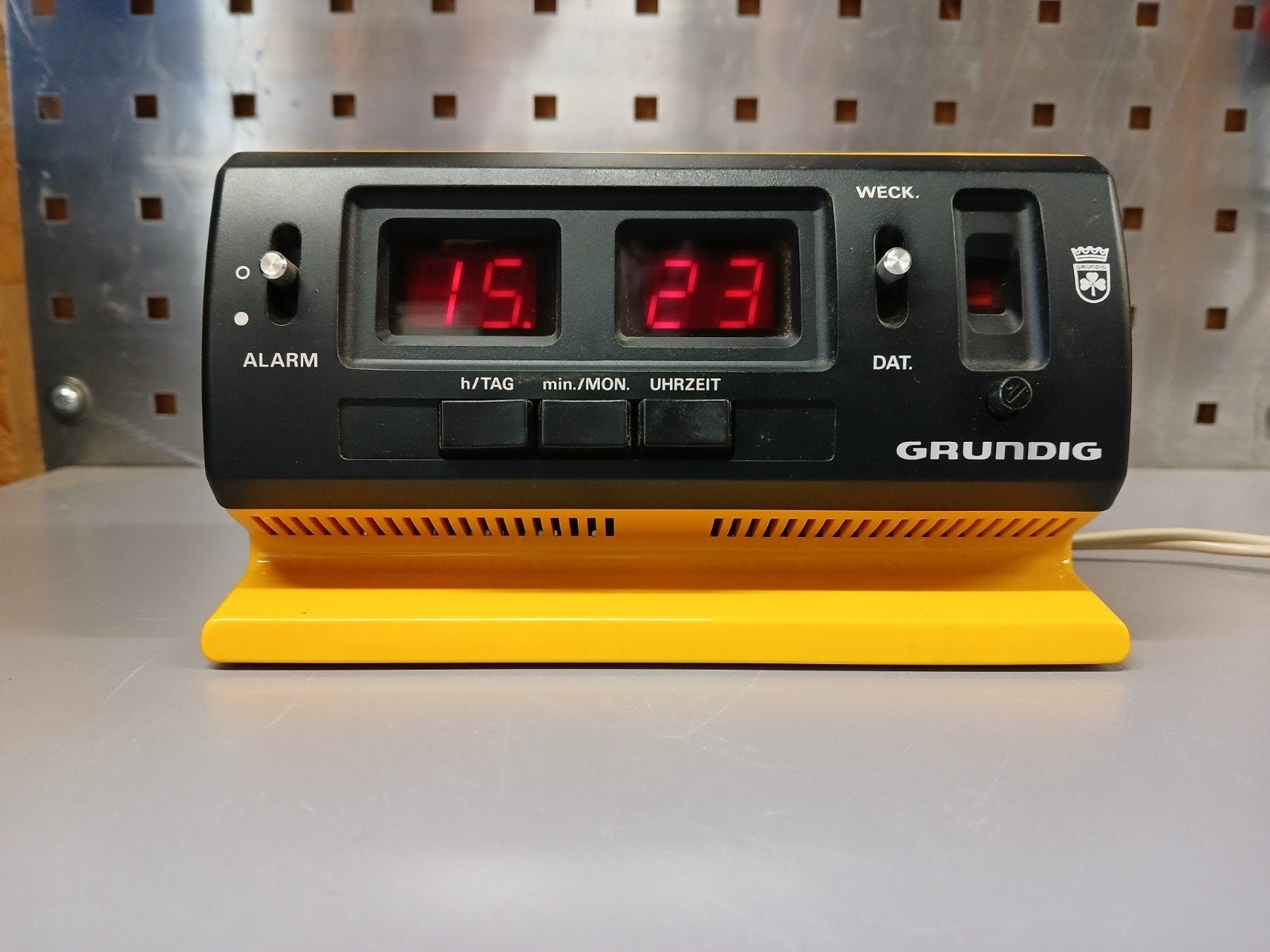 Grundig Electronic clock, Ophalen of Verzenden, Zo goed als nieuw, Digitaal, Wekker of Tafelklok