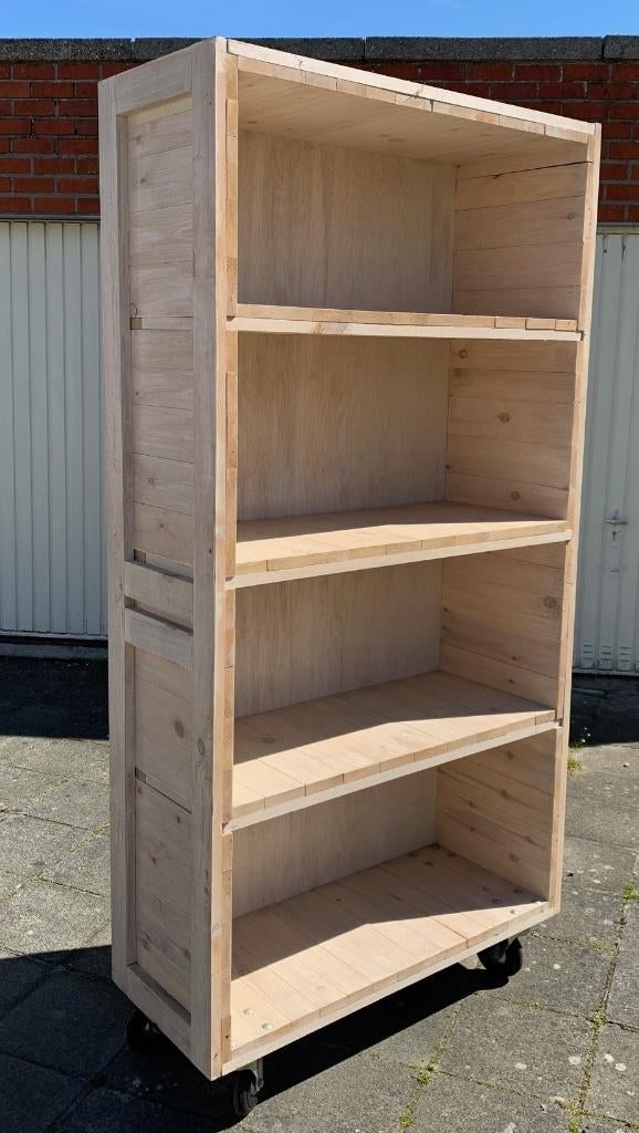 Volhouten kast in witte klaarlak., Antiek en Kunst, Ophalen