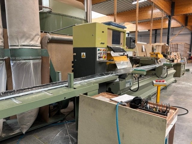 Scie à tronçonner à double tête contrôlée CNC, Articles professionnels, Machines & Construction | Travail du bois, Enlèvement