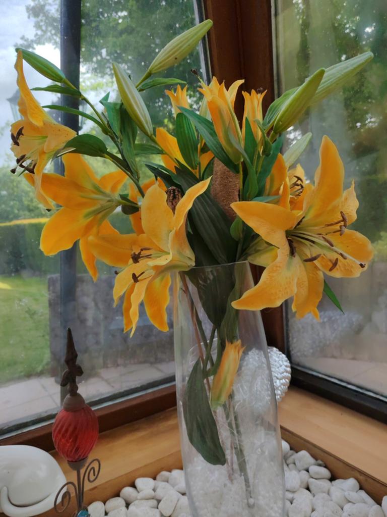 Vase avec fleurs artificielles