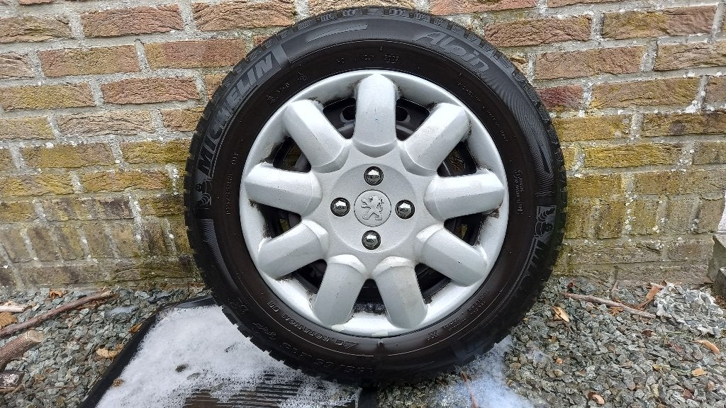 4 pneus d'hiver + jantes Peugeot Michelin Rs 195/200 euros, Autos : Pièces & Accessoires, Enlèvement, Utilisé, Peugeot