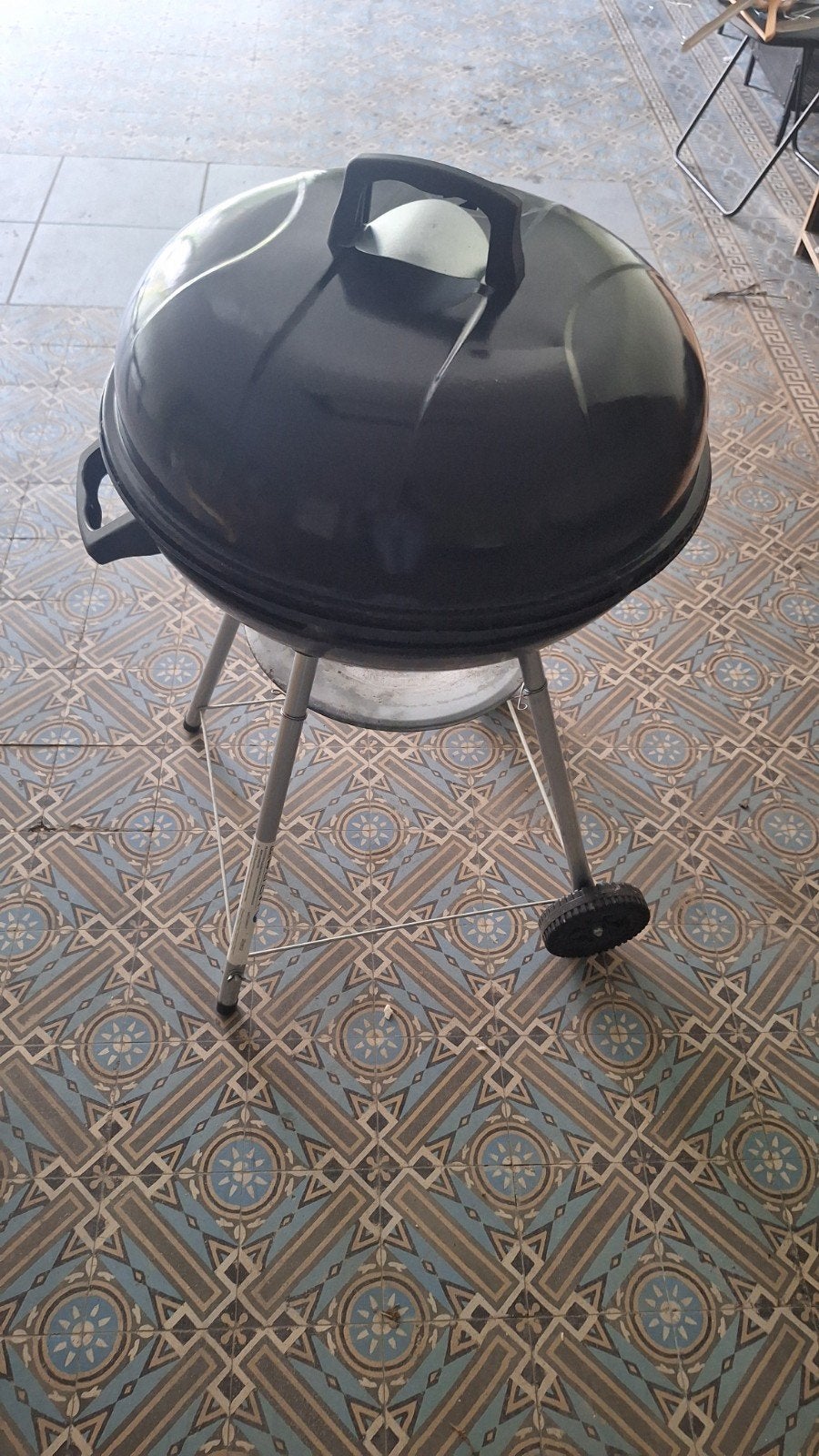Houtskoolbarbecue met deksel en deksel Goede staat, Ophalen, Gebruikt