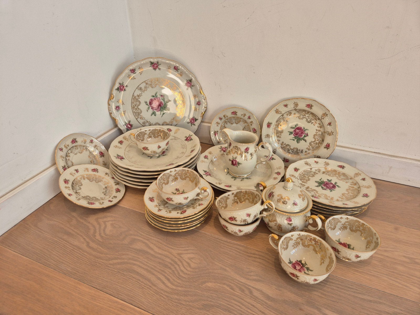 Leuk antiek servies, niet compleet, zie foto's., Ophalen