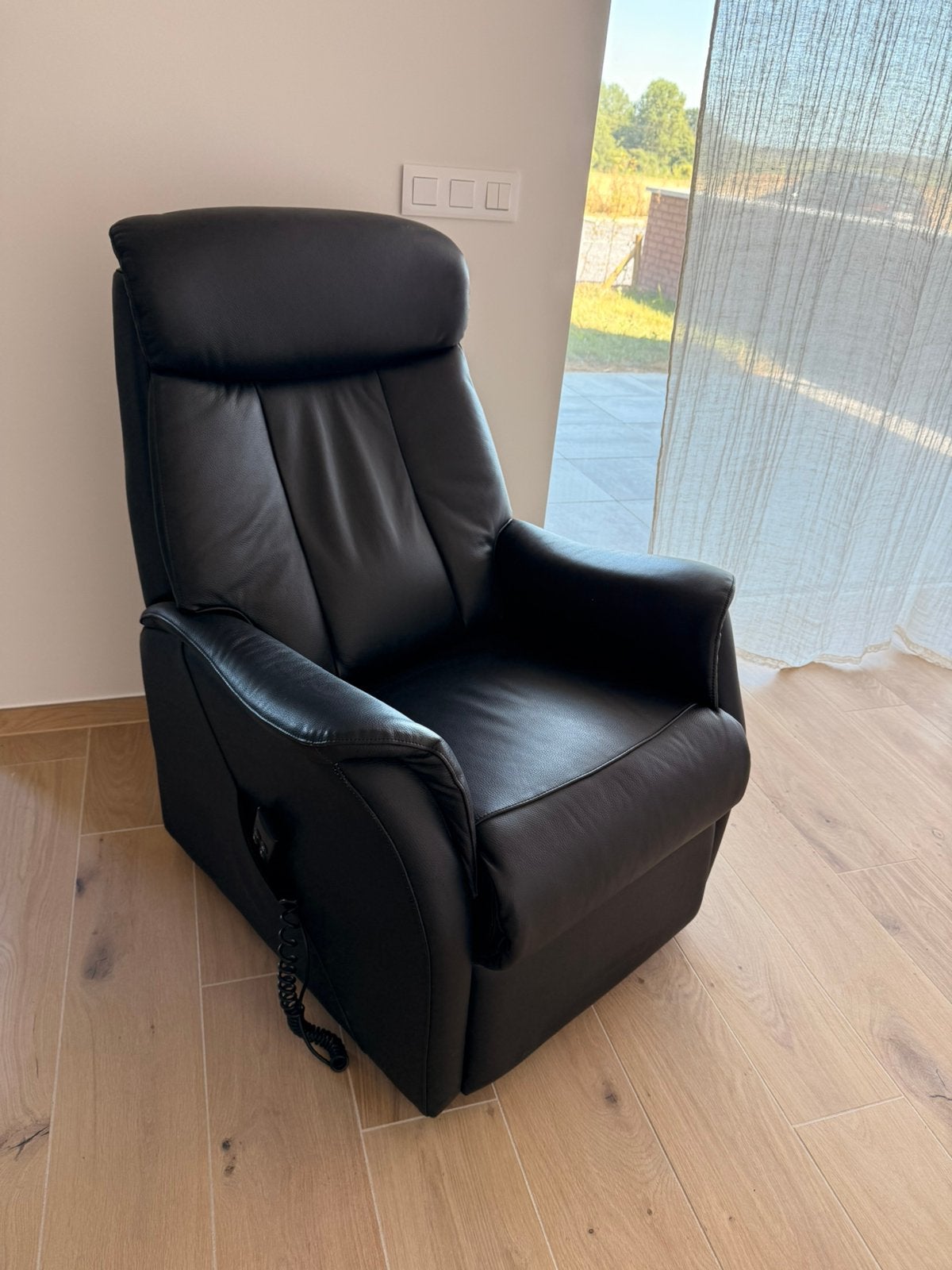 Fauteuil électrique en cuir noir, 75 à 100 cm, Comme neuf, Enlèvement, 50 à 75 cm