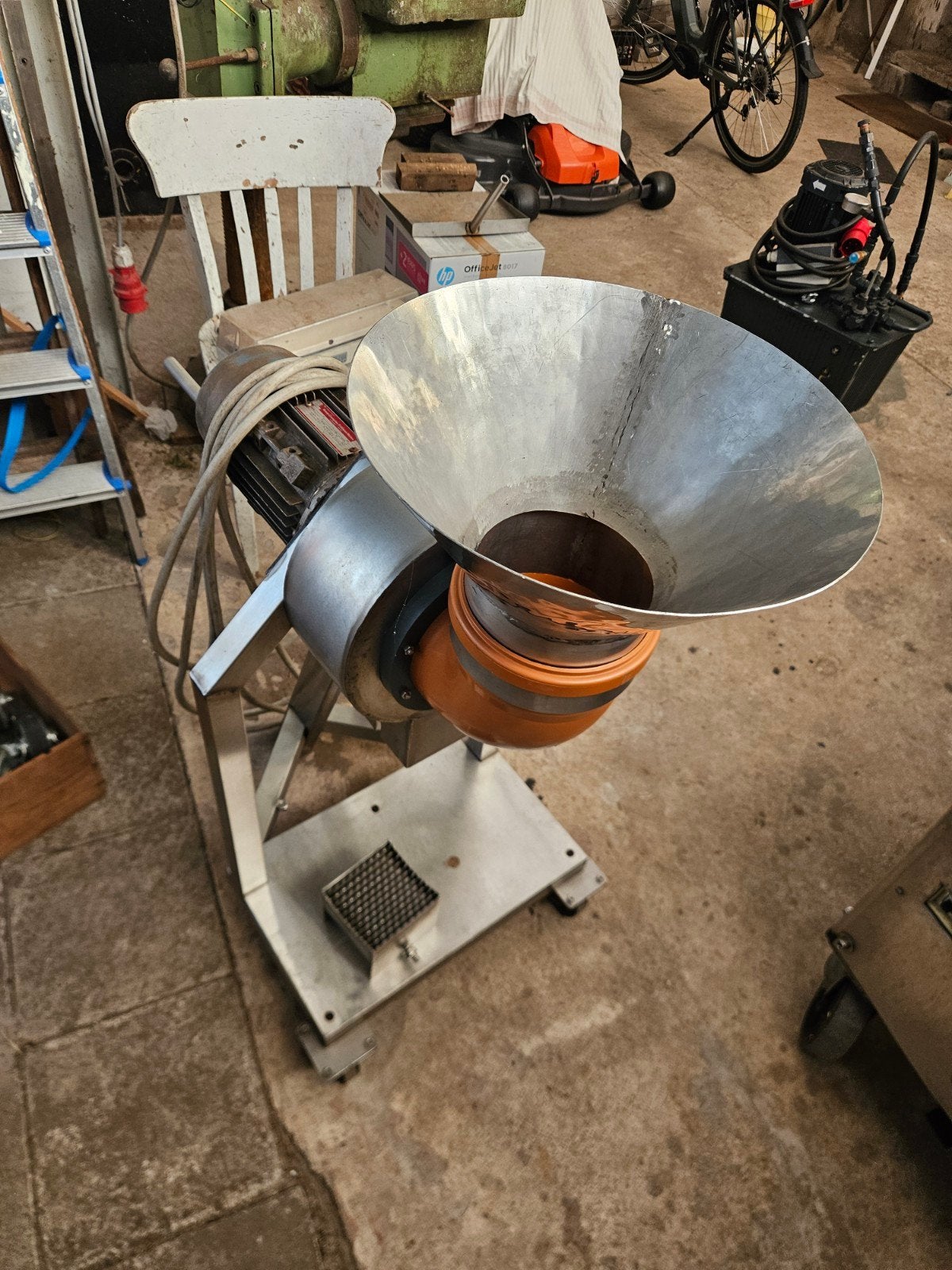 Maalmachine voor fruit en dergelijke, Ophalen