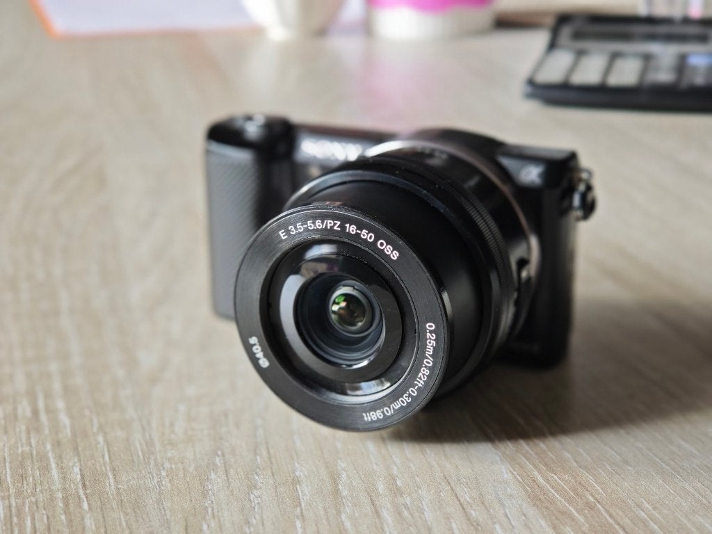Sony Alpha A5000 / ILCE-5000 + 16-50mm OSS, TV, Hi-fi & Vidéo, Stabilisation d'image, Enlèvement ou Envoi, Moins de 4 fois, Comme neuf