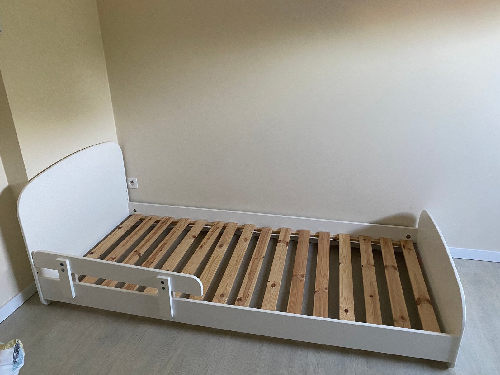 Wit kinderbed met lattenbodem en opberglade, Kinderen en Baby's, Kinderkamer | Bedden, Zo goed als nieuw, Lattenbodem, Ophalen