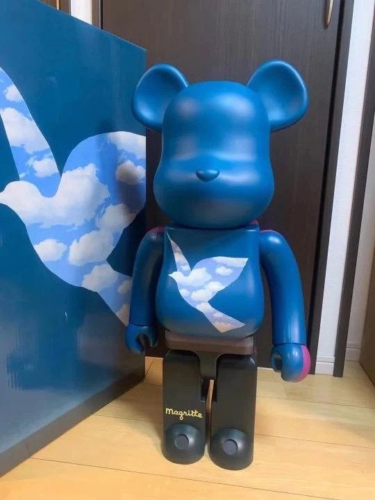 1000% Bearbrick - René Magritte, Antiek en Kunst, Kunst | Designobjecten, Beeld, Kunststof, Blauw, Ophalen
