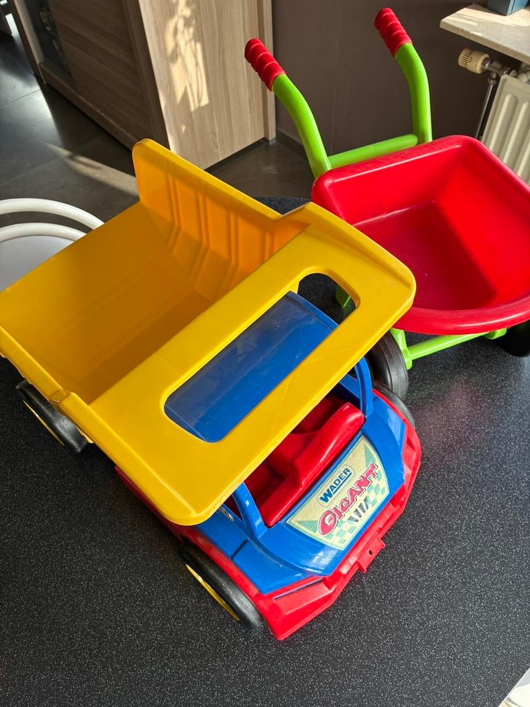 Vrachtwagen en kruiwagen, Ophalen, Zo goed als nieuw