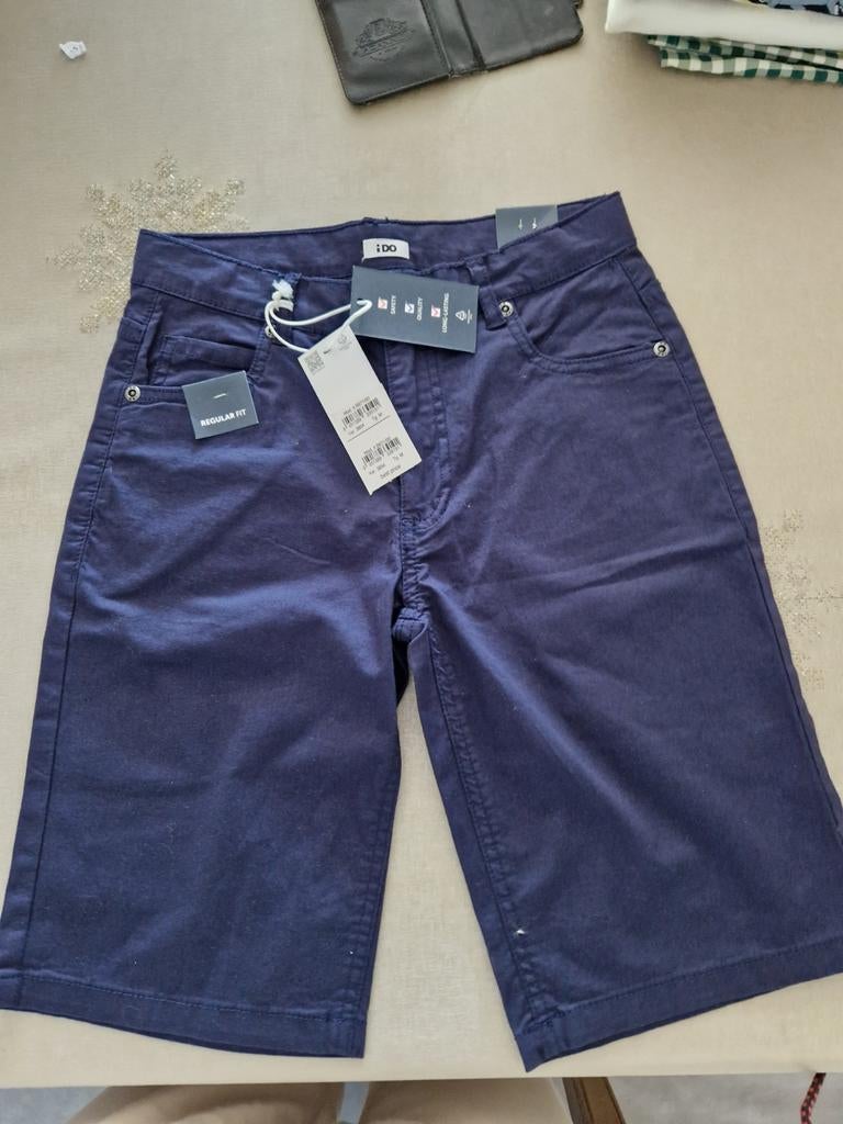 Nieuwe donkerblauwe short IDO, Ophalen