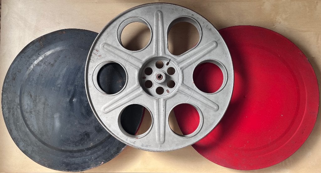 Metalen haspel en 2 transportkisten van 35 mm — movie deco, Audio, Tv en Foto, Filmrollen, 35mm film, Ophalen