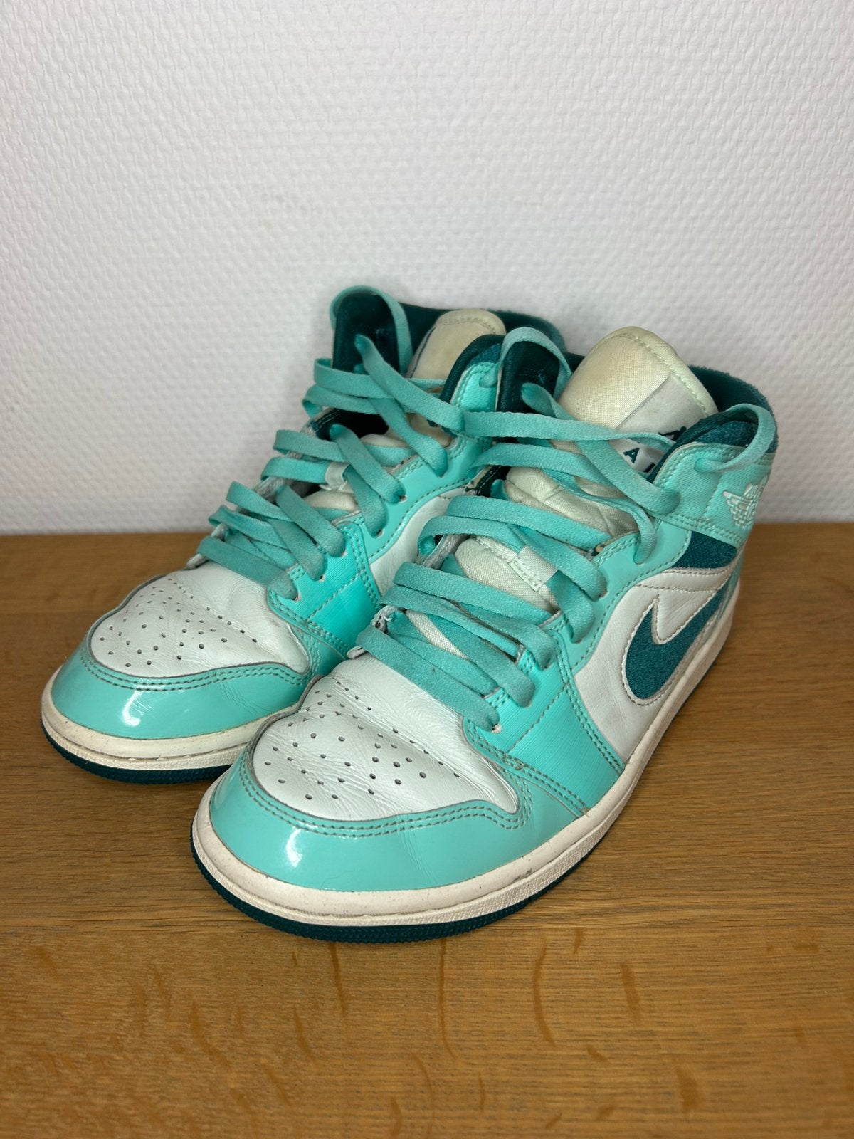 Turkoois witte Nike Air Jordan 1 Mid SE maat 38, Blauw, Ophalen of Verzenden, Zo goed als nieuw, Sneakers