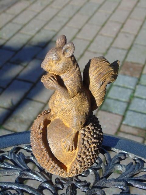 Beeld een eekhoorn die op een gietijzeren kastanje staat., Tuin en Terras, Tuinbeelden, Ophalen of Verzenden, Nieuw, Metaal, Dierenbeeld