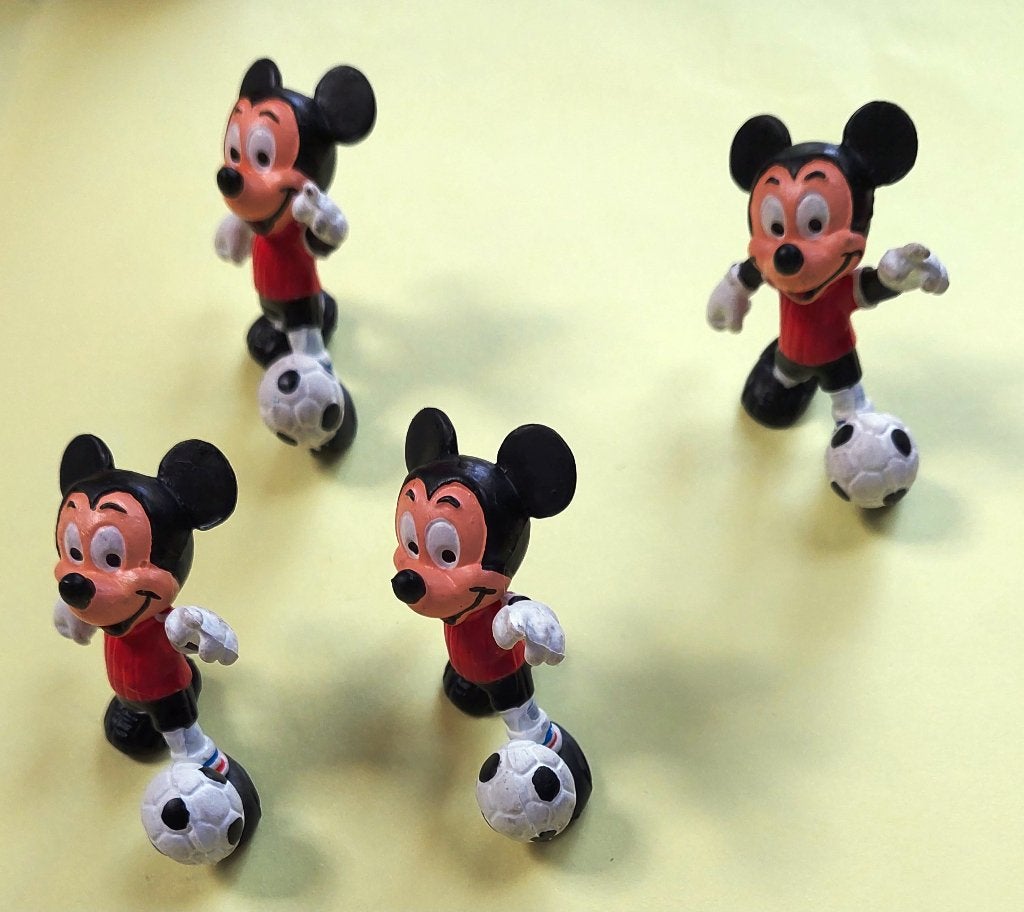 4 Mickey-voetballers met rode truien, Ophalen of Verzenden, Zo goed als nieuw, Beeldje of Poppetje