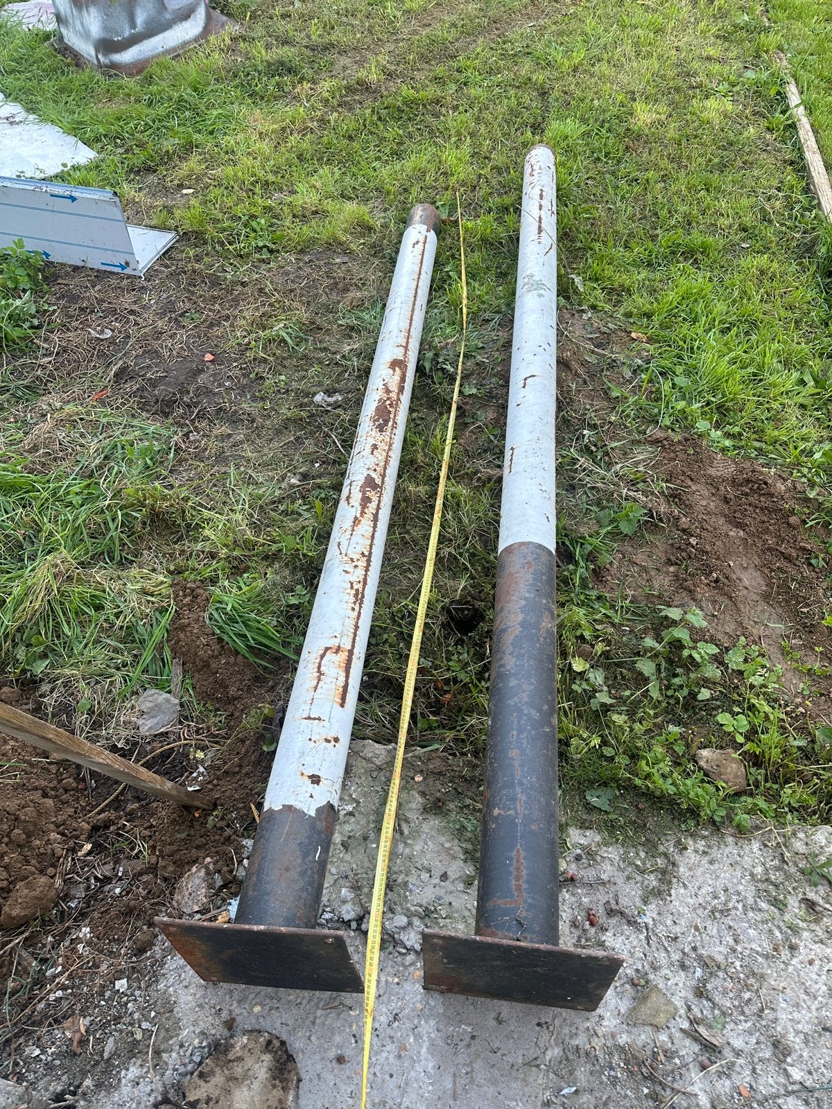 2 Stalen / Metalen Paal met Voetplaat (3,30m & 2,90m), İjzer, Ophalen of Verzenden, Zo goed als nieuw, İjzer