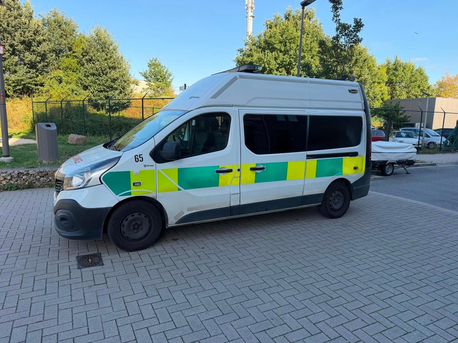 AMBULANCE RENAULT TRAFIC 1.6TDCI 2018 390000KM AIRCO EURO6B, Auto's, Voorwielaandrijving, 4 zetels, Renault, Parkeersensor