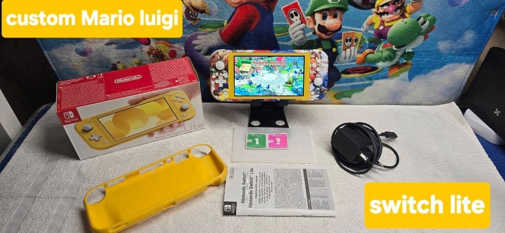 Switch Lite/Custom Mario-console + Mario-game en garantie, Games en Spelcomputers, Ophalen of Verzenden, Zo goed als nieuw